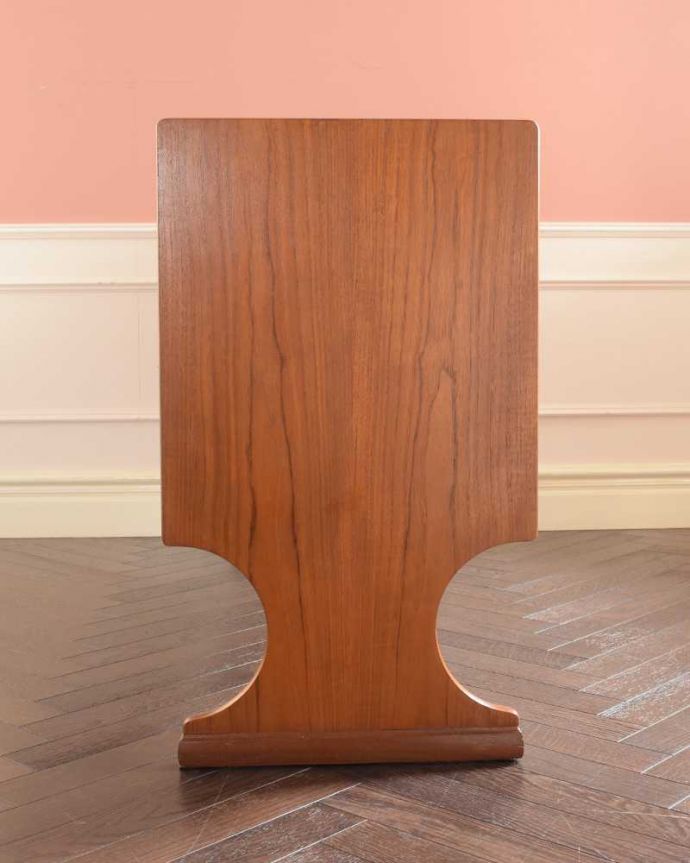 アンティークのキャビネット　アンティーク家具　北欧インテリアに合うビンテージ家具、ネイサン社のサイドボード。横から見てもスッキリどこから見てもスッキリとしてステキなヴィンテージ。(x-1237-f)