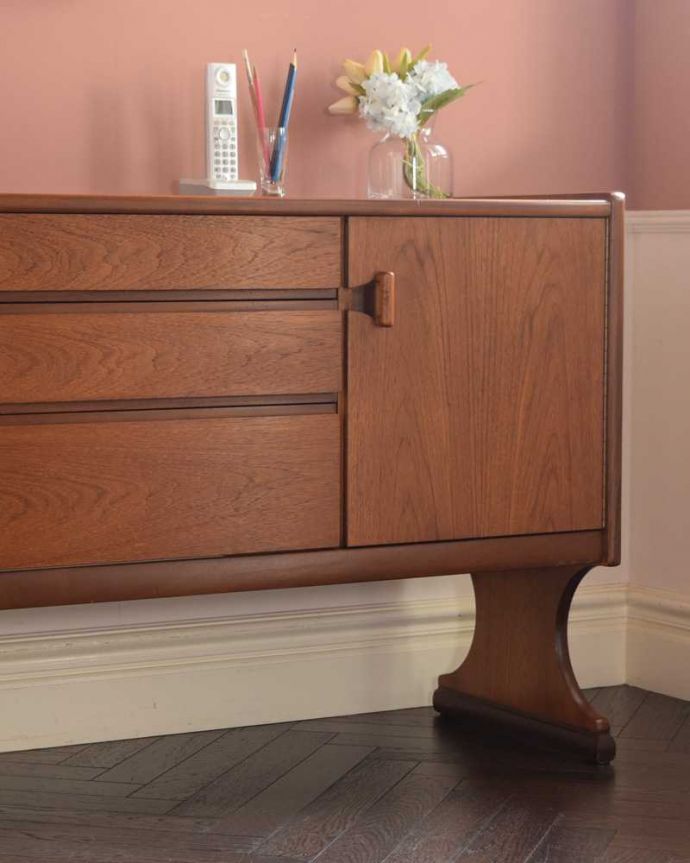 アンティークのキャビネット　アンティーク家具　北欧インテリアに合うビンテージ家具、ネイサン社のサイドボード。ヴィンテージ家具らしいあたたかさ。(x-1237-f)