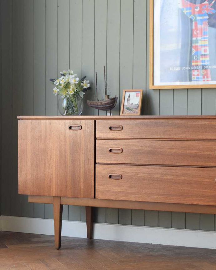 サイドボード アンティーク家具 収納たっぷりのヴィンテージ家具、北欧系インテリアにピッタリなネイサンのサイドボード 。ヴィンテージ家具らしいあたたかさ。(x-1238-f)