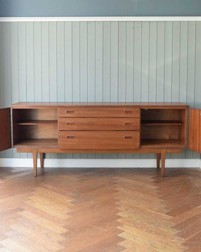 サイドボード アンティーク家具 収納たっぷりのヴィンテージ家具、北欧系インテリアにピッタリなネイサンのサイドボード 。扉の奥はたっぷり収納扉を開けると、中にはたっぷりの収納。(x-1238-f)