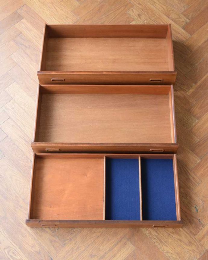 サイドボード アンティーク家具 収納たっぷりのヴィンテージ家具、北欧系インテリアにピッタリなネイサンのサイドボード 。キレイにお直ししました引き出しの中も修復の際、専門の職人がキレイにしました。(x-1238-f)