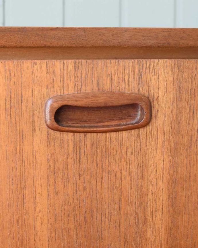 サイドボード アンティーク家具 収納たっぷりのヴィンテージ家具、北欧系インテリアにピッタリなネイサンのサイドボード 。扉の木目があたたかさを演出クールなデザインなのに、なんだかほっとするあたたかさ。(x-1238-f)