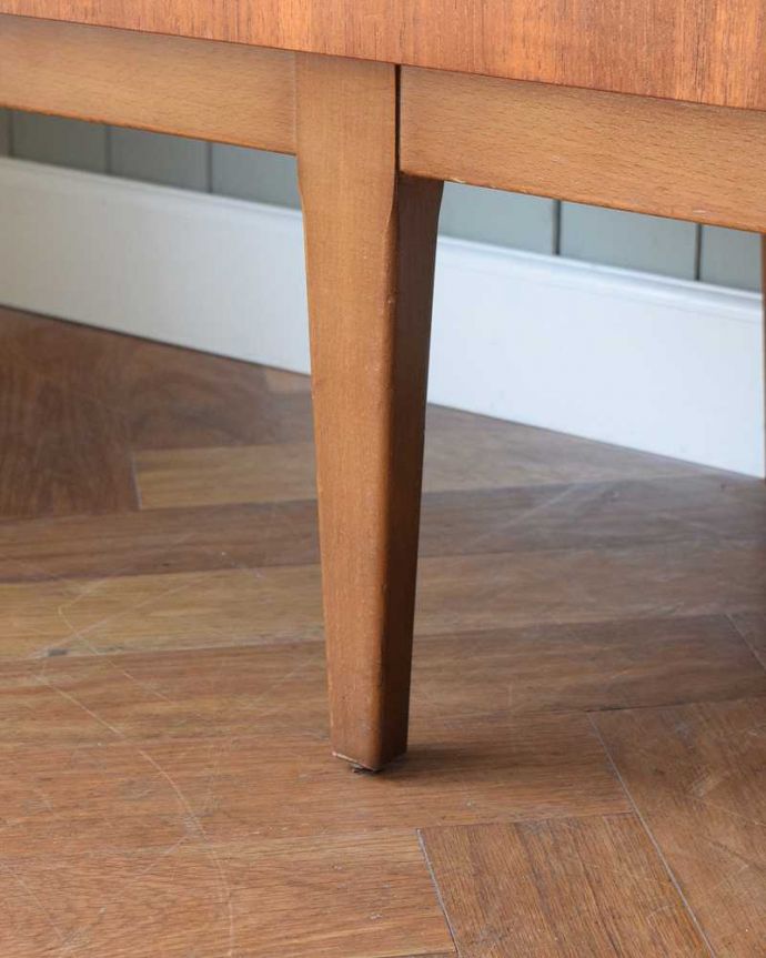 サイドボード アンティーク家具 収納たっぷりのヴィンテージ家具、北欧系インテリアにピッタリなネイサンのサイドボード 。スッキリとした脚の裏には…Handleの家具の脚裏にはフェルトキーパーをお付けしています。(x-1238-f)