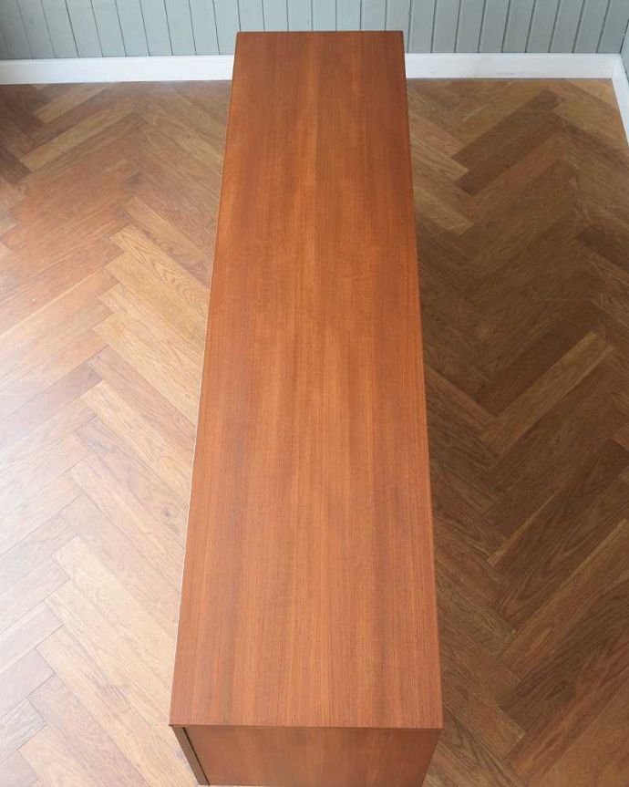 サイドボード アンティーク家具 収納たっぷりのヴィンテージ家具、北欧系インテリアにピッタリなネイサンのサイドボード 。天板の塗装もキレイに仕上げましたヴィンテージの家具は修復方法が様々。(x-1238-f)