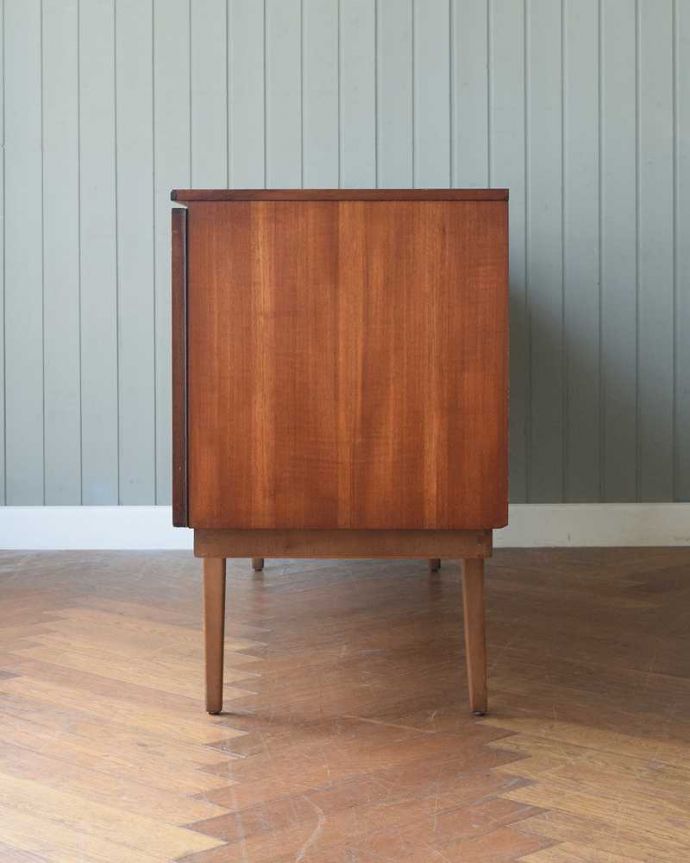 サイドボード アンティーク家具 収納たっぷりのヴィンテージ家具、北欧系インテリアにピッタリなネイサンのサイドボード 。横から見てもスッキリどこから見てもスッキリとしてステキなヴィンテージ。(x-1238-f)