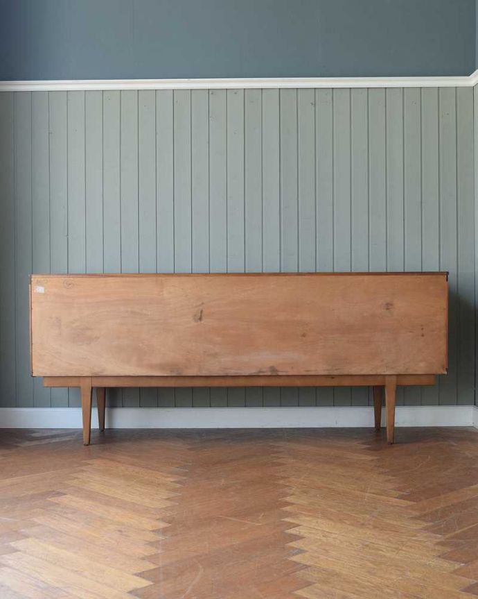 サイドボード アンティーク家具 収納たっぷりのヴィンテージ家具、北欧系インテリアにピッタリなネイサンのサイドボード 。もちろん後ろ姿もキレイですビンテージは新品ではないので、もちろん経年変化によるキズはあります。(x-1238-f)