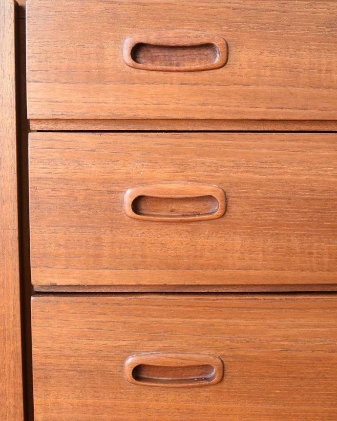 サイドボード アンティーク家具 収納たっぷりのヴィンテージ家具、北欧系インテリアにピッタリなネイサンのサイドボード 。デザインの一部になっている取っ手取っ手のデザインもシンプルかつ機能的に。(x-1238-f)