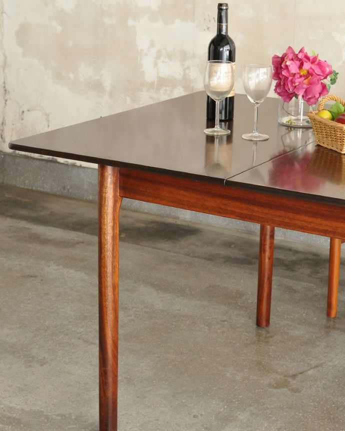 アンティークのテーブル アンティーク家具 シンプルなカッコよさ北欧スタイルのヴィンテージ家具、マッキントッシュ エクステンションテーブル。スッキリとカッコイイ脚先にいくほど微妙にシェープされたスッキリとした脚。(x-1239-f)