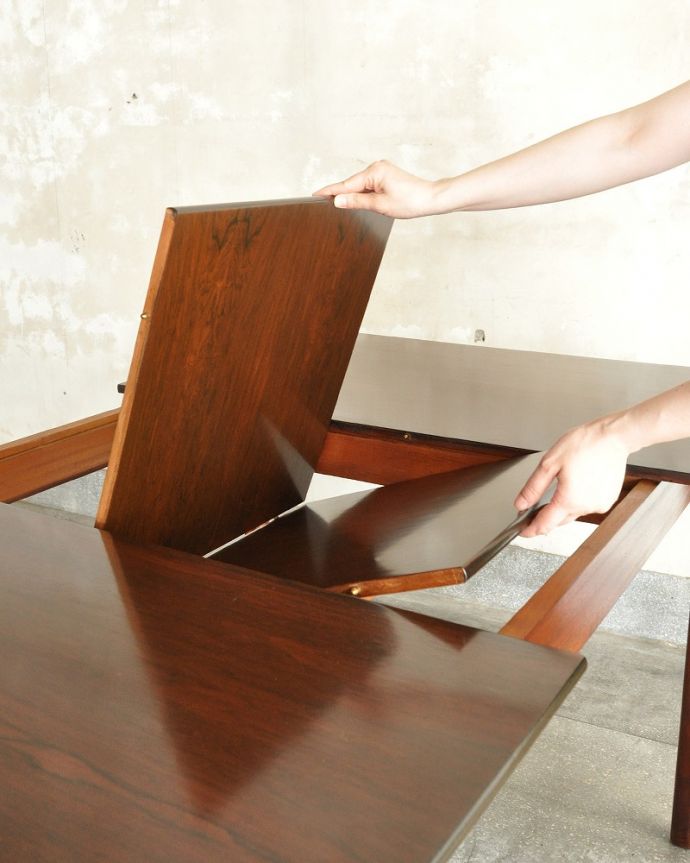 アンティークのテーブル アンティーク家具 シンプルなカッコよさ北欧スタイルのヴィンテージ家具、マッキントッシュ エクステンションテーブル。あっという間にサイズ変更OK!天板の真ん中から新しい天板が出てきます。(x-1239-f)