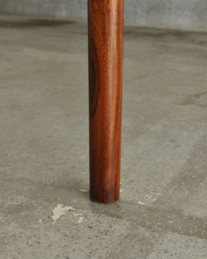 アンティークのテーブル アンティーク家具 シンプルなカッコよさ北欧スタイルのヴィンテージ家具、マッキントッシュ エクステンションテーブル。持ち上げなくても移動できます!Handleのアンティークは、脚の裏にフェルトキーパーをお付けしていますので、持ち上げなくても床を滑らせて移動させることが出来ます。(x-1239-f)