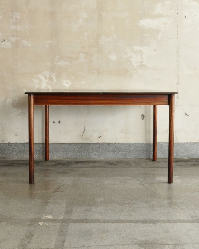 アンティークのテーブル アンティーク家具 シンプルなカッコよさ北欧スタイルのヴィンテージ家具、マッキントッシュ エクステンションテーブル。横から見た姿は…シンプルなデザインなので、どんなお部屋にも似合っちゃうんです。(x-1239-f)