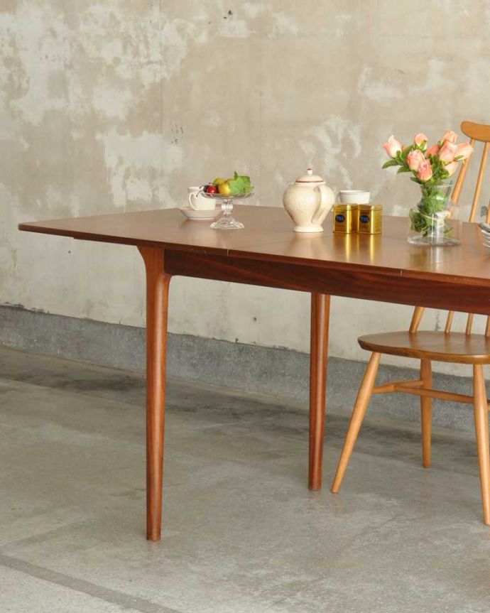 アンティークのテーブル　アンティーク家具　ヴィンテージの伸長式家具、かっこいいマッキントッシュのエクステンションテーブル。スッキリとカッコイイ脚先にいくほど微妙にシェープされたスッキリとした脚。(x-1240-f)