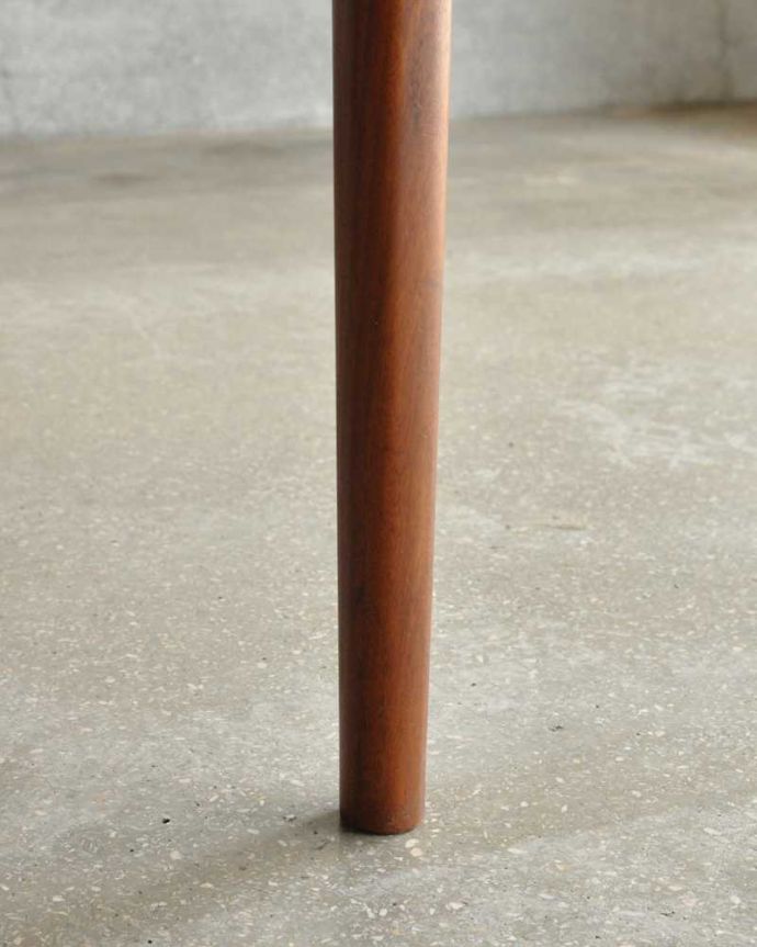 アンティークのテーブル　アンティーク家具　ヴィンテージの伸長式家具、かっこいいマッキントッシュのエクステンションテーブル。持ち上げなくても移動できます！Handleのアンティークは、脚の裏にフェルトキーパーをお付けしていますので、持ち上げなくても床を滑らせて移動させることが出来ます。(x-1240-f)