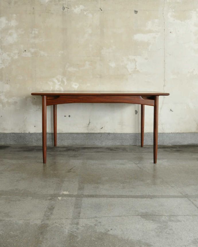 G-PLAN(Gプラン)　アンティーク家具　G-planのヴィンテージ家具、チーク材の伸張式のダイニングテーブル。横から見た姿は…シンプルなデザインなので、どんなお部屋にも似合っちゃうんです。(x-1241-f)