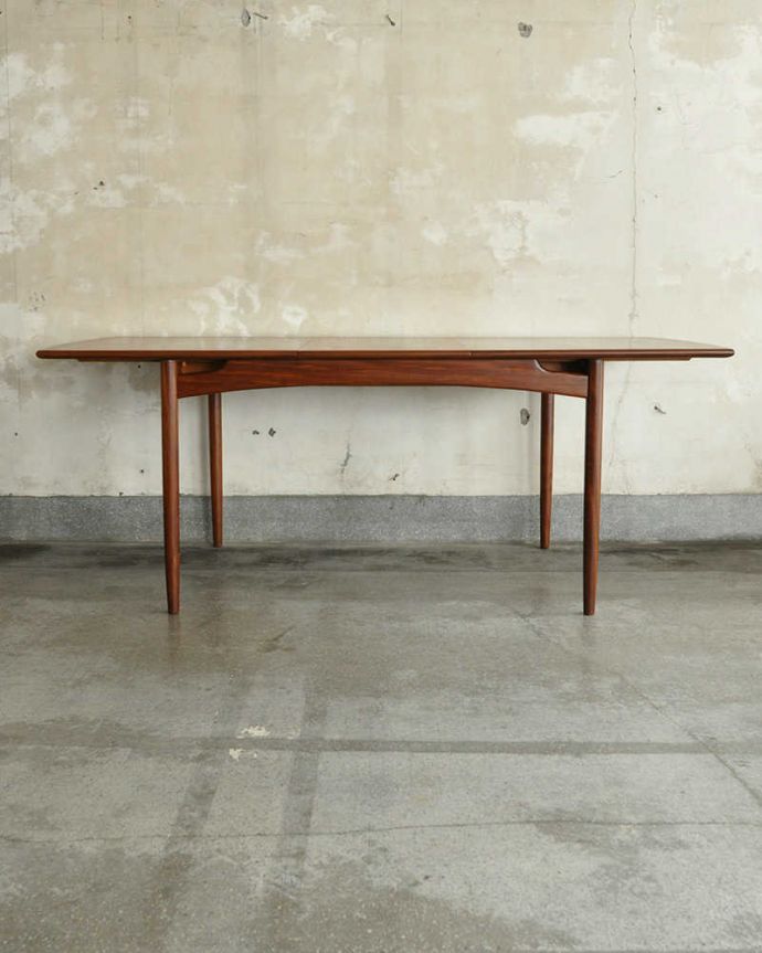 G-PLAN(Gプラン)　アンティーク家具　G-planのヴィンテージ家具、チーク材の伸張式のダイニングテーブル。天板を広げると･･･もちろん広げたままの状態でもお使い頂けます。(x-1241-f)