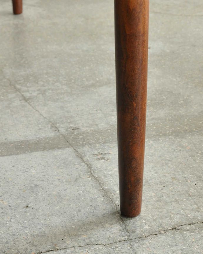 G-PLAN(Gプラン)　アンティーク家具　G-planのヴィンテージ家具、チーク材の伸張式のダイニングテーブル。持ち上げなくても移動できます！Handleのアンティークは、脚の裏にフェルトキーパーをお付けしていますので、持ち上げなくても床を滑らせて移動させることが出来ます。(x-1241-f)