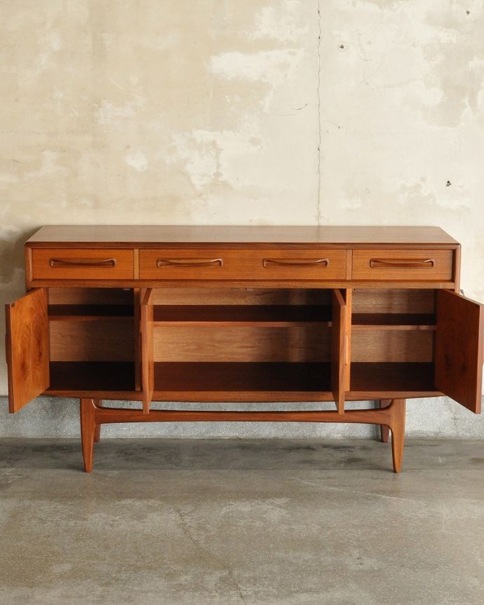 サイドボード アンティーク家具 憧れていた北欧スタイルのインテリア、G-plan(フレスコ)のヴィンテージサイドボード。扉の奥はたっぷり収納扉を開けると、中にはたっぷりの収納。(x-1242-f)