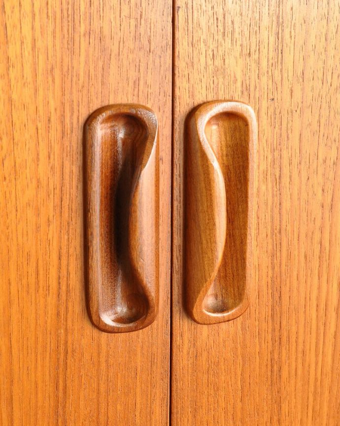 サイドボード アンティーク家具 憧れていた北欧スタイルのインテリア、G-plan(フレスコ)のヴィンテージサイドボード。扉の木目があたたかさを演出クールなデザインなのに、なんだかほっとするあたたかさ。(x-1242-f)