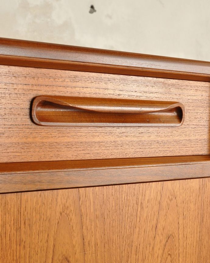 サイドボード アンティーク家具 憧れていた北欧スタイルのインテリア、G-plan(フレスコ)のヴィンテージサイドボード。デザインの一部になっている取っ手取っ手のデザインもシンプルかつ機能的に。(x-1242-f)