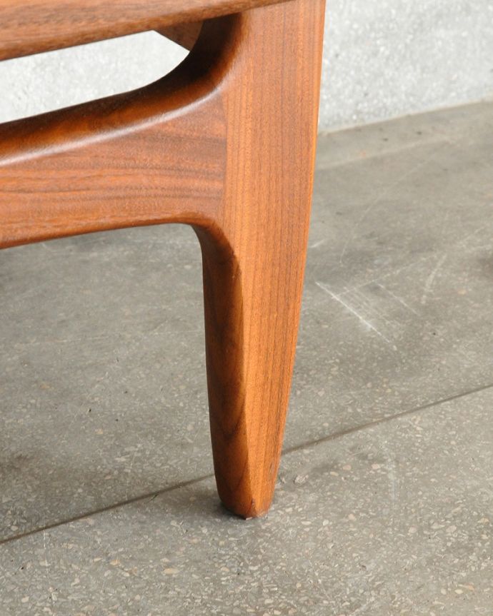 サイドボード アンティーク家具 憧れていた北欧スタイルのインテリア、G-plan(フレスコ)のヴィンテージサイドボード。スッキリとした脚の裏には…Handleの家具の脚裏にはフェルトキーパーをお付けしています。(x-1242-f)