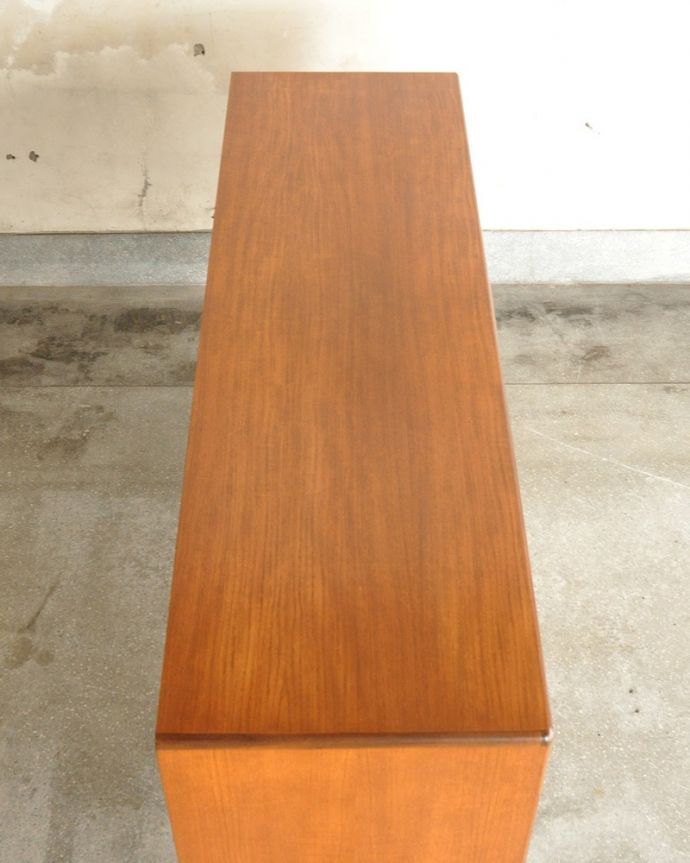 サイドボード アンティーク家具 憧れていた北欧スタイルのインテリア、G-plan(フレスコ)のヴィンテージサイドボード。天板の塗装もキレイに仕上げましたヴィンテージの家具は修復方法が様々。(x-1242-f)