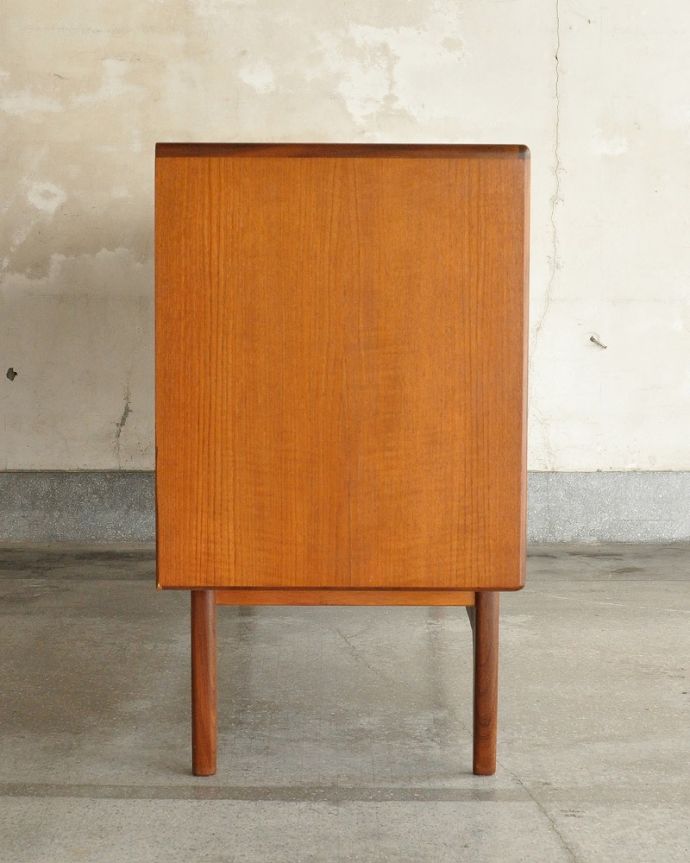 サイドボード アンティーク家具 憧れていた北欧スタイルのインテリア、G-plan(フレスコ)のヴィンテージサイドボード。横から見てもスッキリどこから見てもスッキリとしてステキなヴィンテージ。(x-1242-f)