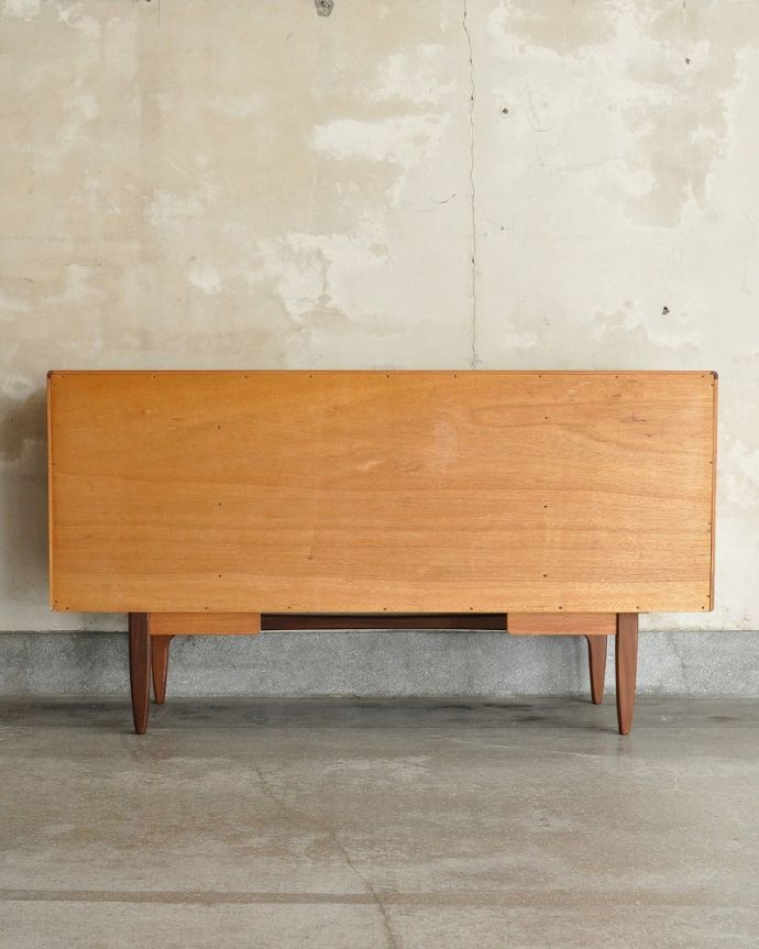 サイドボード アンティーク家具 憧れていた北欧スタイルのインテリア、G-plan(フレスコ)のヴィンテージサイドボード。もちろん後ろ姿もキレイですビンテージは新品ではないので、もちろん経年変化によるキズはあります。(x-1242-f)