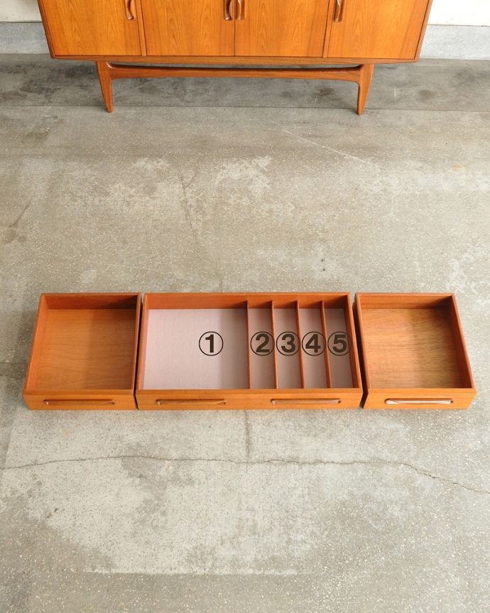 サイドボード アンティーク家具 憧れていた北欧スタイルのインテリア、G-plan(フレスコ)のヴィンテージサイドボード。キレイにお直ししました引き出しの中も修復の際、専門の職人がキレイにしました。(x-1242-f)