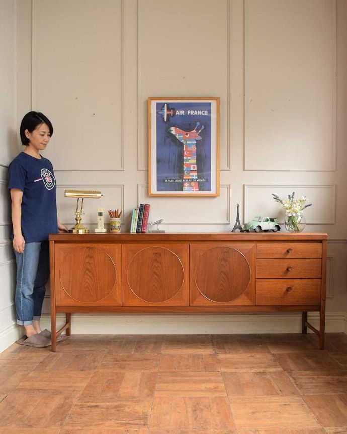 サイドボード　アンティーク家具　北欧インテリアのヴィンテージサイドボード、Nathan（ネイサン）社のオシャレな家具。人気のヒミツは北欧スタイルのデザインやっぱりスッキリとカッコイイ北欧デザインが人気のサイドボード。(x-1243-f)