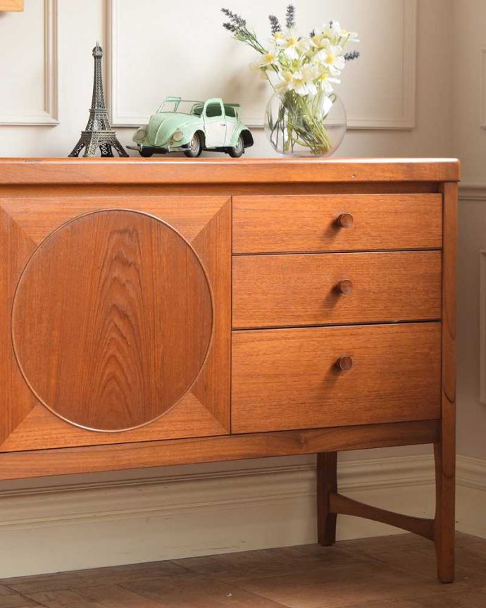 サイドボード　アンティーク家具　北欧インテリアのヴィンテージサイドボード、Nathan（ネイサン）社のオシャレな家具。ヴィンテージ家具らしいあたたかさ。(x-1243-f)