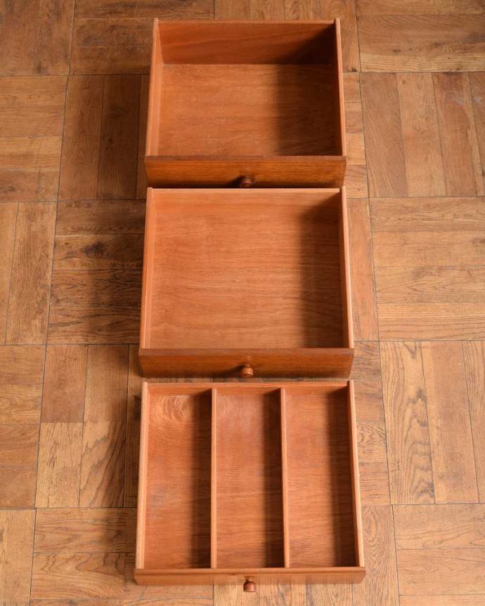 サイドボード　アンティーク家具　北欧インテリアのヴィンテージサイドボード、Nathan（ネイサン）社のオシャレな家具。キレイにお直ししました引き出しの中も修復の際、専門の職人がキレイにしました。(x-1243-f)