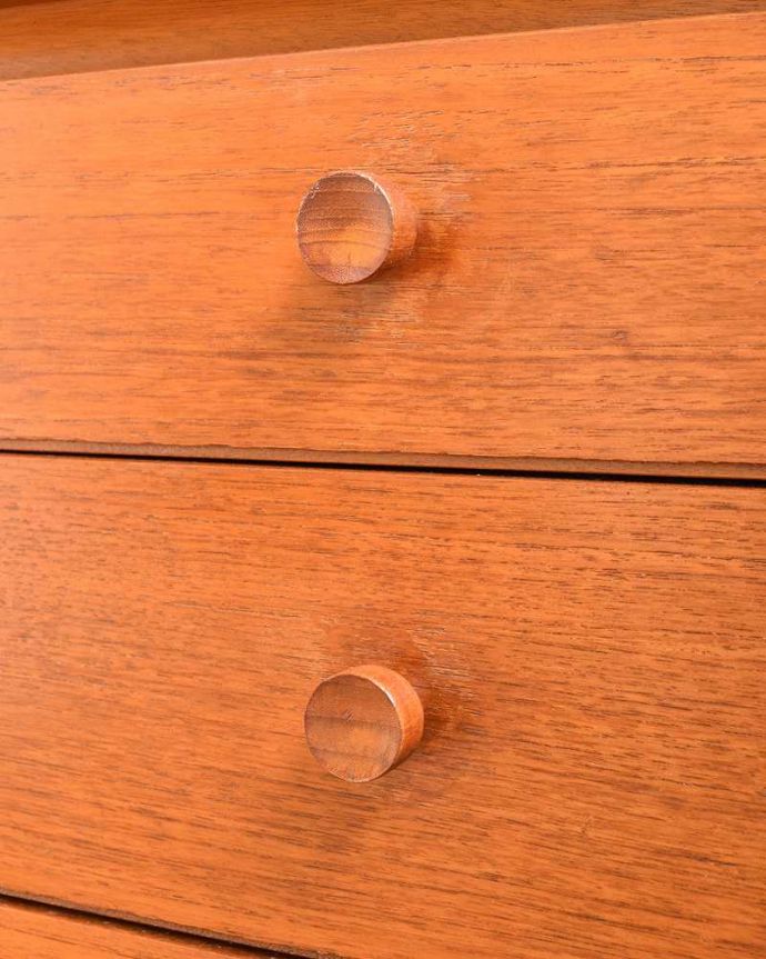 サイドボード　アンティーク家具　北欧インテリアのヴィンテージサイドボード、Nathan（ネイサン）社のオシャレな家具。デザインの一部になっている取っ手取っ手のデザインもシンプルかつ機能的に。(x-1243-f)