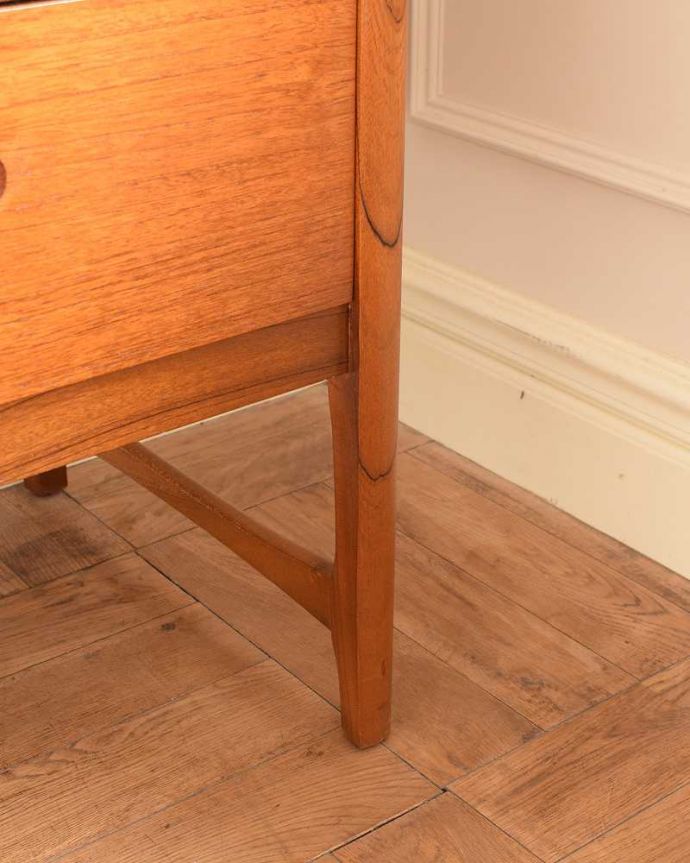 サイドボード　アンティーク家具　北欧インテリアのヴィンテージサイドボード、Nathan（ネイサン）社のオシャレな家具。スッキリとした脚の裏には…Handleの家具の脚裏にはフェルトキーパーをお付けしています。(x-1243-f)