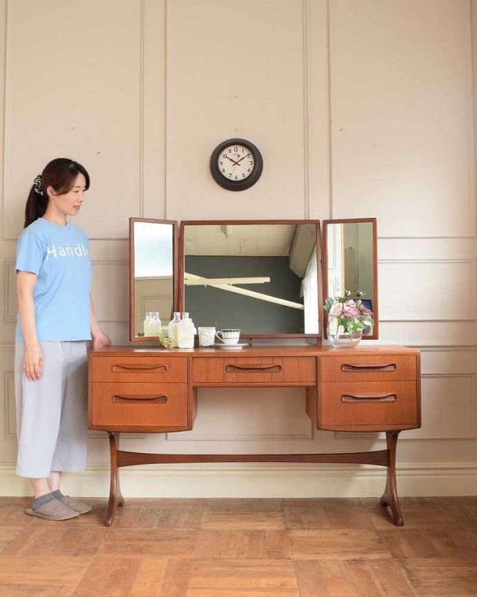 G-PLAN(Gプラン)　アンティーク家具　北欧スタイルのヴィンテージ家具、G-planの三面鏡のドレッシングチェスト（フレスコ）。クールに決まる北欧スタイルのドレッサースッキリとシンプルな北欧スタイルのドレッシングチェストは、どんなお部屋にもカッコよく似合います。(x-1244-f)
