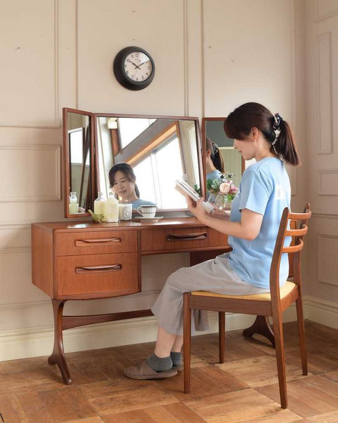 G-PLAN(Gプラン)　アンティーク家具　北欧スタイルのヴィンテージ家具、G-planの三面鏡のドレッシングチェスト（フレスコ）。2WAYで使える便利なドレッサー大きくて広々としている天板は、ドレッサーとして使うだけじゃなくてデスクとしても大活躍。(x-1244-f)