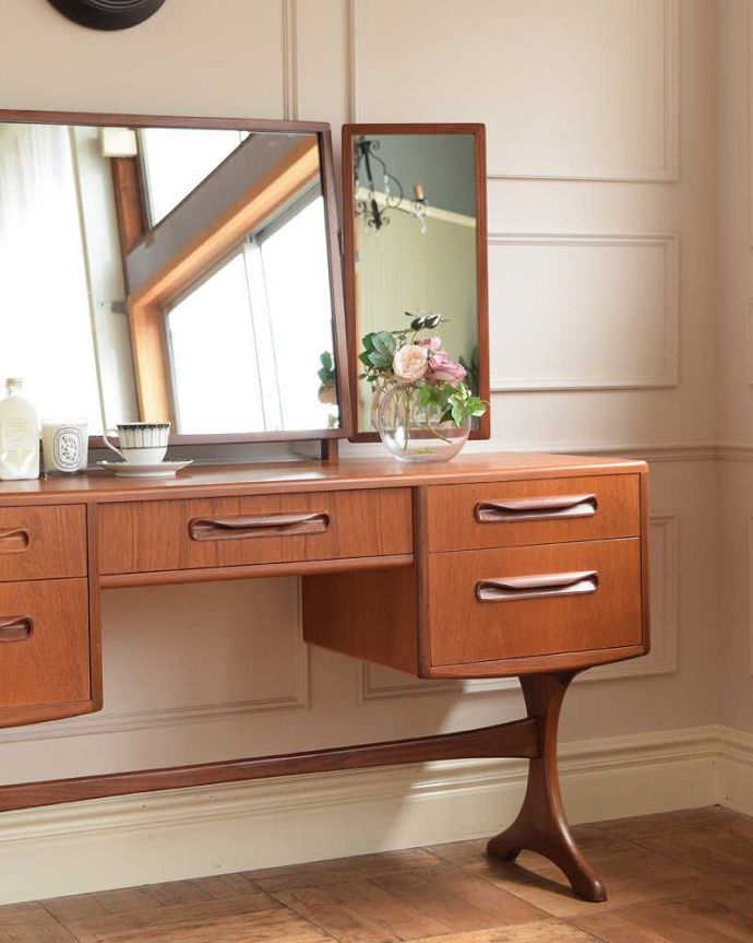 G-PLAN(Gプラン)　アンティーク家具　北欧スタイルのヴィンテージ家具、G-planの三面鏡のドレッシングチェスト（フレスコ）。ヴィンテージ家具らしいカッコよさやっぱり一番の魅力は、この時代に作られた独特の雰囲気。(x-1244-f)