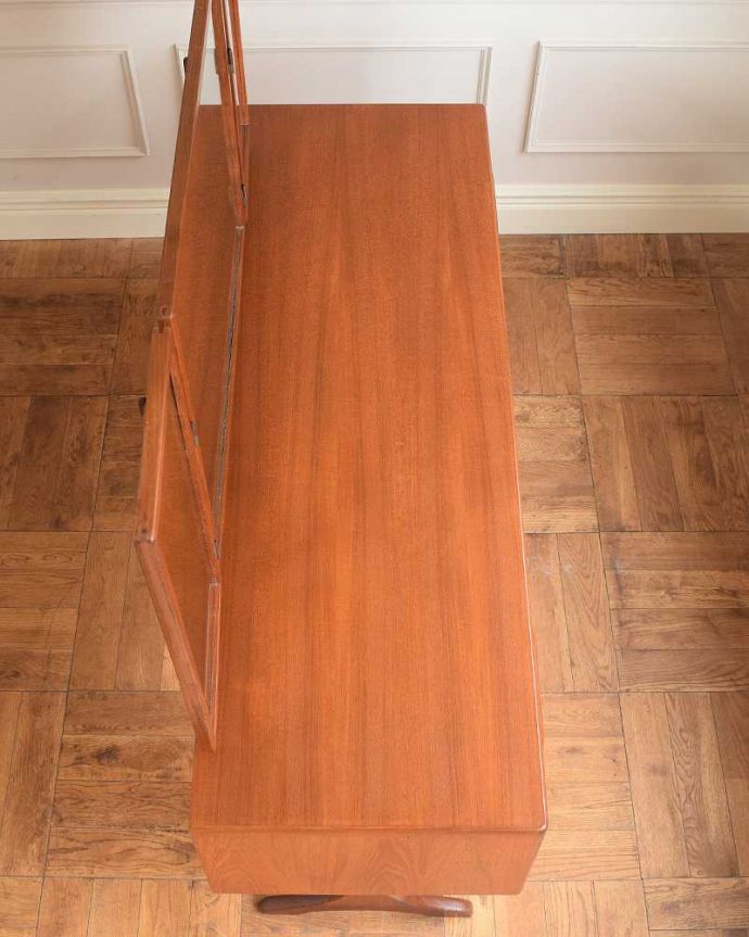 G-PLAN(Gプラン)　アンティーク家具　北欧スタイルのヴィンテージ家具、G-planの三面鏡のドレッシングチェスト（フレスコ）。デスクとしても使える広々天板広々とした天板の上はデスクとしても使えるように塗装もキレイに修復しました。(x-1244-f)