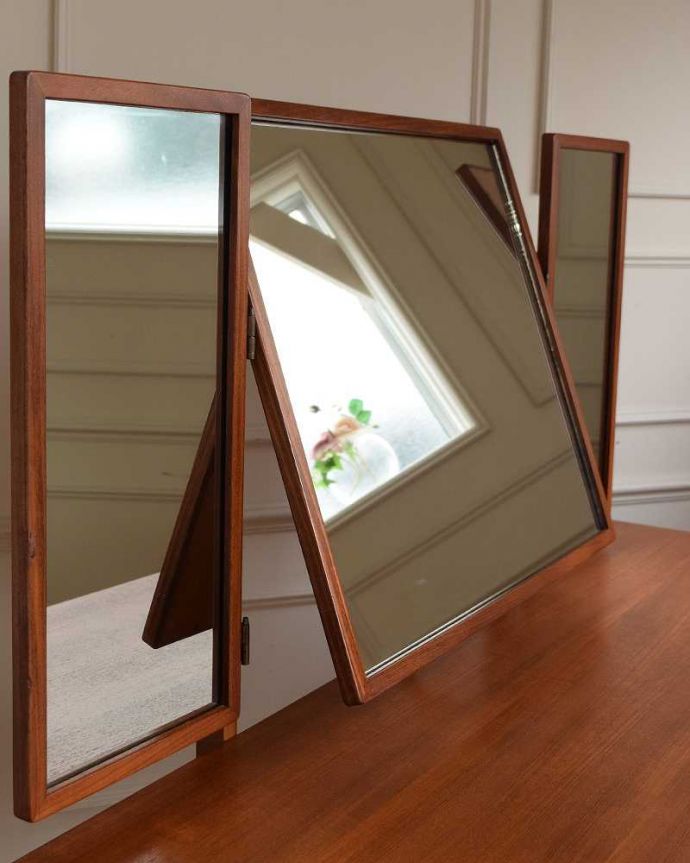 G-PLAN(Gプラン)　アンティーク家具　北欧スタイルのヴィンテージ家具、G-planの三面鏡のドレッシングチェスト（フレスコ）。お部屋を広く見せてくれる大きなミラー大きなミラーは身だしなみを整えるのはもちろん、お部屋を広く見せてくれる効果もあります。(x-1244-f)