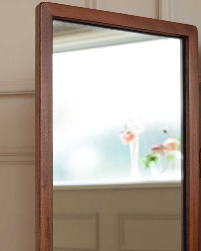 G-PLAN(Gプラン)　アンティーク家具　北欧スタイルのヴィンテージ家具、G-planの三面鏡のドレッシングチェスト（フレスコ）。近くで見ると･･･コンディションのいいアンティークのミラーですが、ご希望の方には新しいミラーに交換してお届けします（別途見積もり）ご注文の際お気軽にご連絡下さい。(x-1244-f)