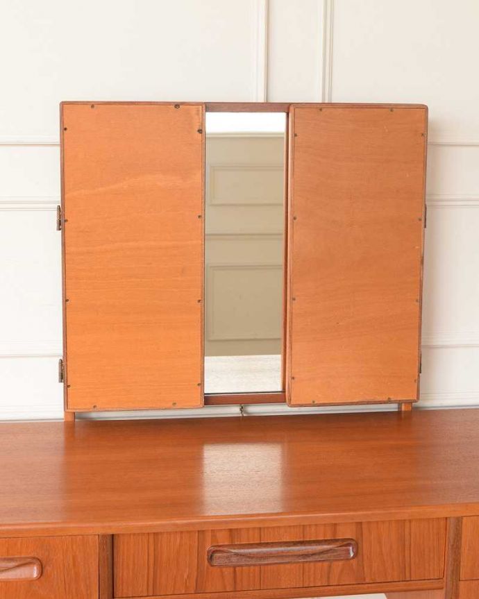 G-PLAN(Gプラン)　アンティーク家具　北欧スタイルのヴィンテージ家具、G-planの三面鏡のドレッシングチェスト（フレスコ）。女子が喜ぶ三面鏡！大きく、美しいカッティングのミラーです。(x-1244-f)