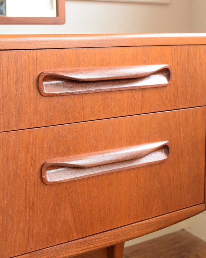 G-PLAN(Gプラン)　アンティーク家具　北欧スタイルのヴィンテージ家具、G-planの三面鏡のドレッシングチェスト（フレスコ）。取っ手もデザインの一部デザインの一部になっているカッコいい取っ手。(x-1244-f)