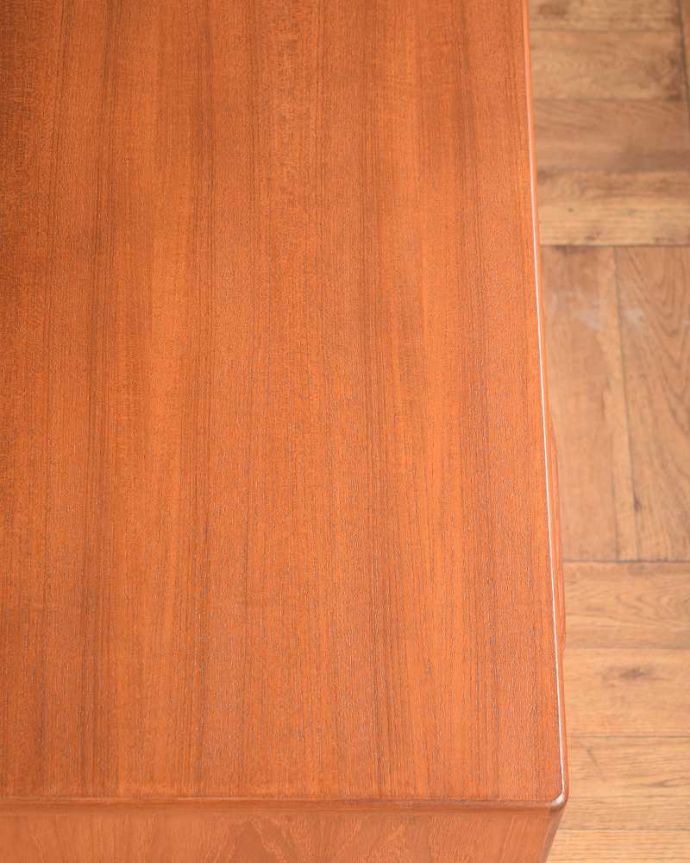 G-PLAN(Gプラン)　アンティーク家具　北欧スタイルのヴィンテージ家具、G-planの三面鏡のドレッシングチェスト（フレスコ）。天板の塗装もキレイに仕上げましたヴィンテージの家具は新品ではないのでキズや汚れはありますが、デスクとしても使えるように天板もしっかりキレイに修復しました。(x-1244-f)