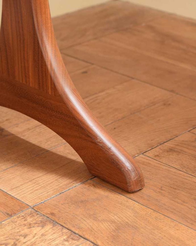 G-PLAN(Gプラン)　アンティーク家具　北欧スタイルのヴィンテージ家具、G-planの三面鏡のドレッシングチェスト（フレスコ）。 女性1人でラクラク運べちゃう仕掛けHandleのアンティークは、脚の裏にフェルトキーパーをお付けしています。(x-1244-f)