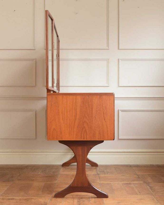 G-PLAN(Gプラン)　アンティーク家具　北欧スタイルのヴィンテージ家具、G-planの三面鏡のドレッシングチェスト（フレスコ）。横から見てもカッコいい北欧スタイルの家具は横から見てもクール。(x-1244-f)