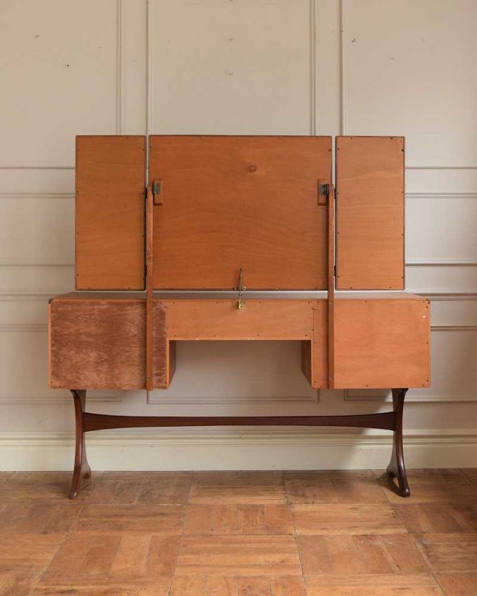 G-PLAN(Gプラン)　アンティーク家具　北欧スタイルのヴィンテージ家具、G-planの三面鏡のドレッシングチェスト（フレスコ）。後ろ姿もキレイです。(x-1244-f)