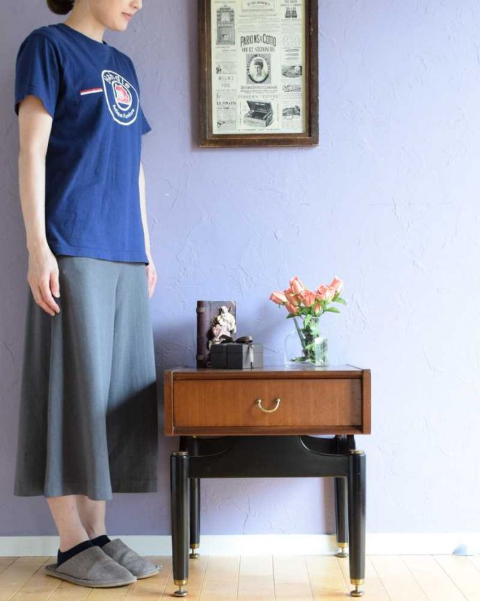 G-PLAN(Gプラン) アンティーク家具 寝室で使えるヴィンテージ家具、Gプランのサイドテーブル(Tola&Black)。スッキリとしたシンプルなデザイン北欧スタイルのデザインは、やっぱり見た目がカッコいい!シンプルなのでどんなお部屋にも似合います。(x-1245-f)