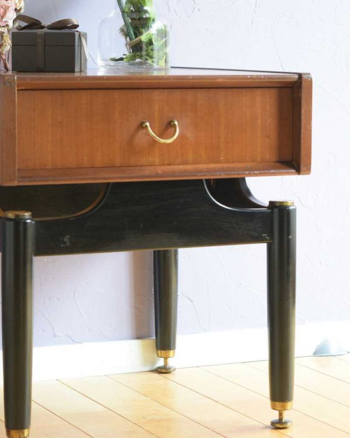 G-PLAN(Gプラン) アンティーク家具 寝室で使えるヴィンテージ家具、Gプランのサイドテーブル(Tola&Black)。見えない所もこだわっていますヴィンテージの家具は年代が若いので簡単な修復だけでも使えちゃうんだけれど、長く使って頂けるように、見えない部分もしっかりこだわって修復しています。(x-1245-f)