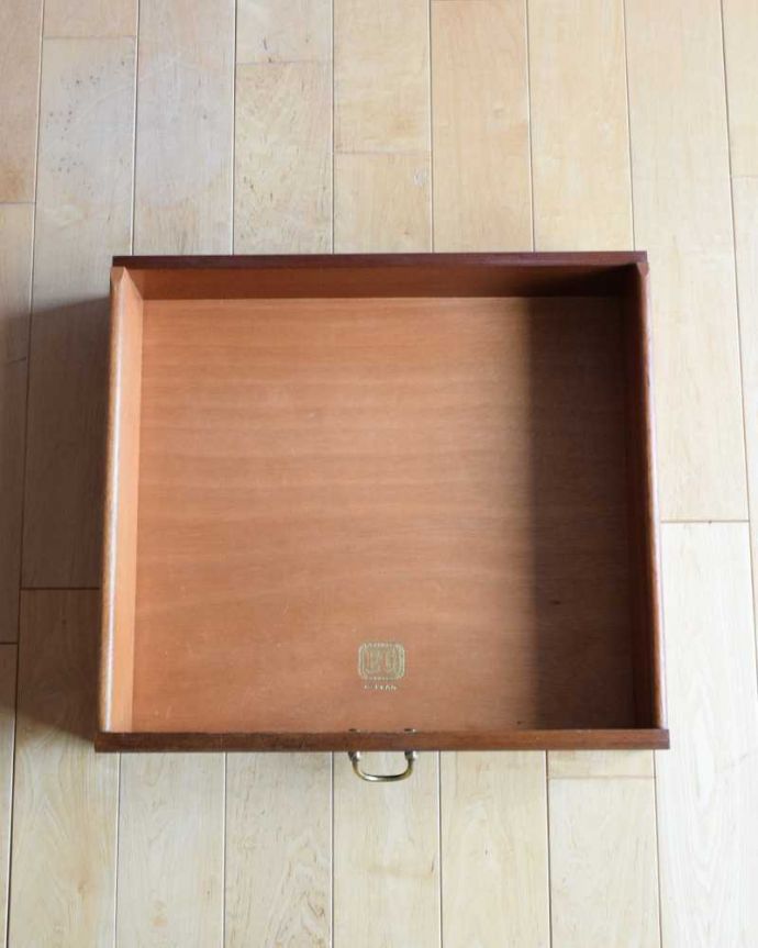 G-PLAN(Gプラン) アンティーク家具 寝室で使えるヴィンテージ家具、Gプランのサイドテーブル(Tola&Black)。引き出しの中もキレイに修復しましたもちろん引き出しの中も専門の職人がキレイに修復しました。(x-1245-f)