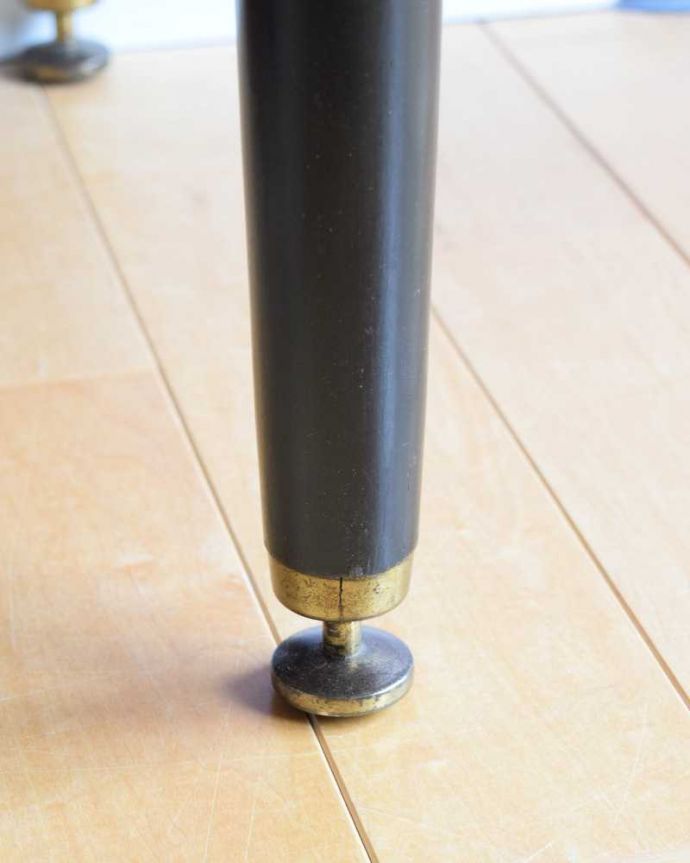 G-PLAN(Gプラン) アンティーク家具 寝室で使えるヴィンテージ家具、Gプランのサイドテーブル(Tola&Black)。女性1人でラクラク運べちゃう仕掛けHandleのアンティークは、脚の裏にフェルトキーパーをお付けしています。(x-1245-f)