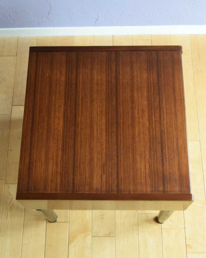 G-PLAN(Gプラン) アンティーク家具 寝室で使えるヴィンテージ家具、Gプランのサイドテーブル(Tola&Black)。上から見ると・・・天板はこんな感じです。(x-1245-f)